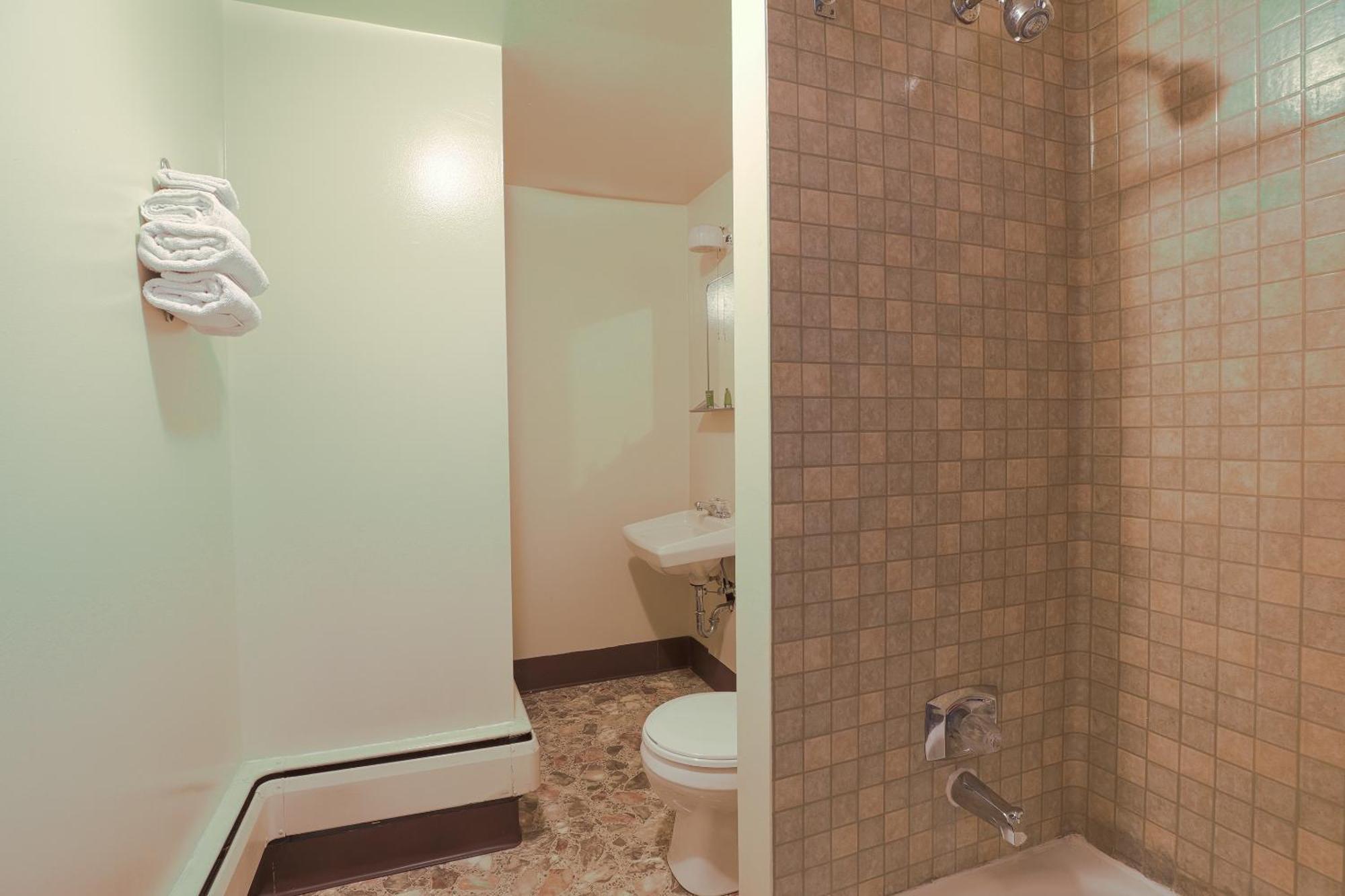 Love Hotels Silver Street By Oyo At Hurley Wi Экстерьер фото